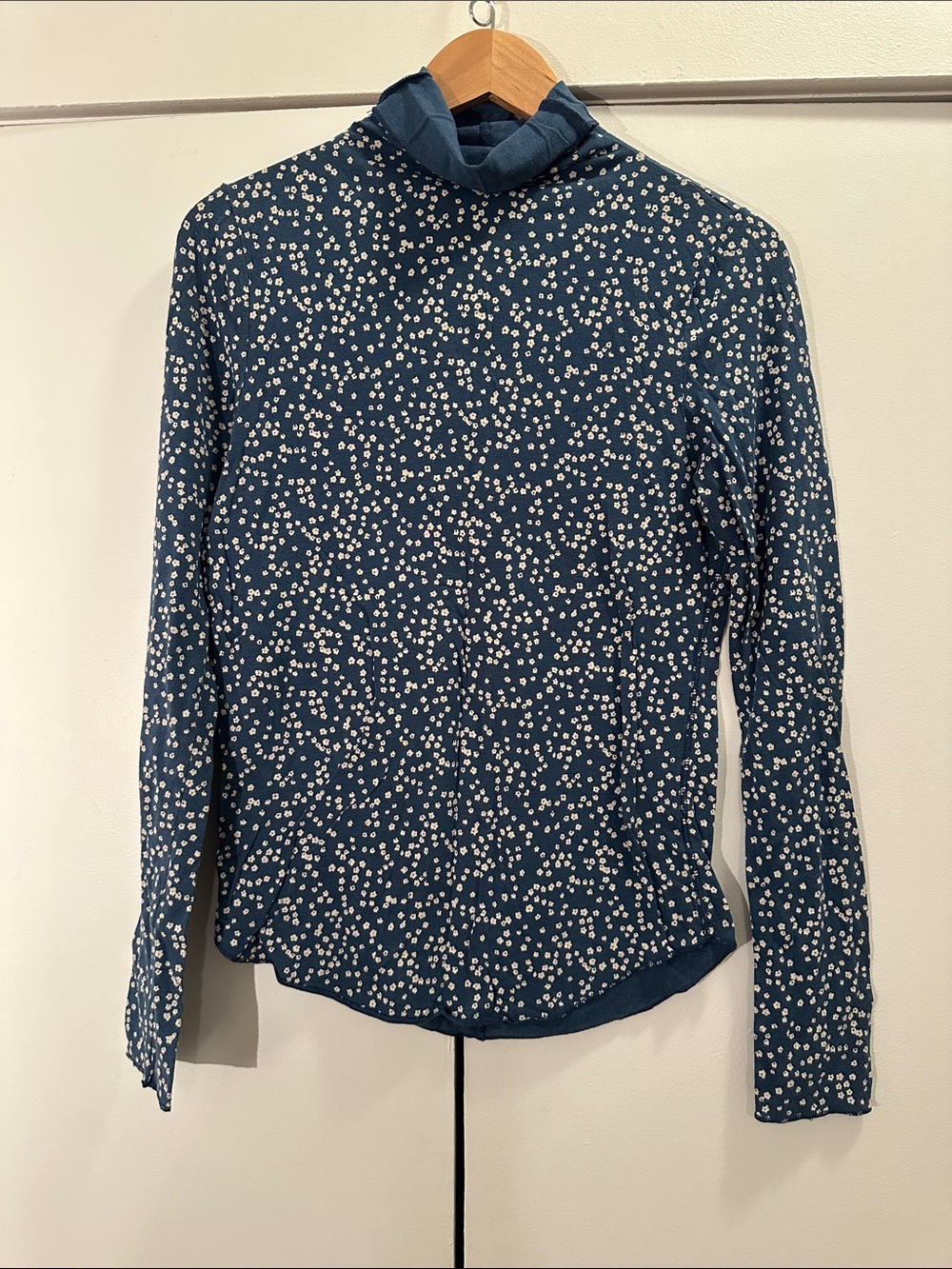 Gap Women’s Blue Floral Lightweight Cotton Long-Sleeve Turtleneck Top